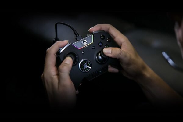 Razer Wolverine Ultimate - Wired Gaming Controller for Xbox One + Xbox Series X / S + PC with Chroma RGB (Exchangeable Sticks and D-pad) Black - Image 2